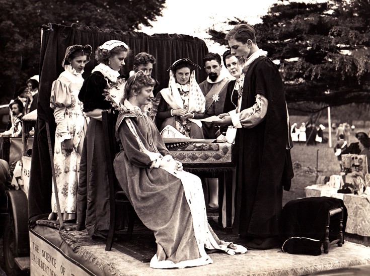 1953 Elizabethan Cavalcade Banstead - float