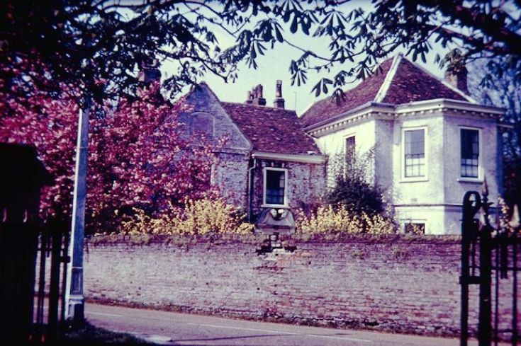 Well House in Banstead Village (2)