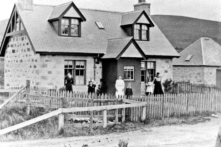 97 Family at Maryfield Cottage Glenbuchat
