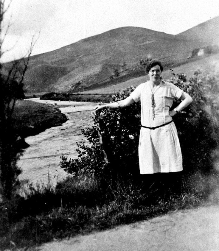 18 Lady at Bridge of Buchat