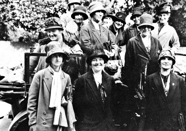 173 Ladies outing c 1920-30