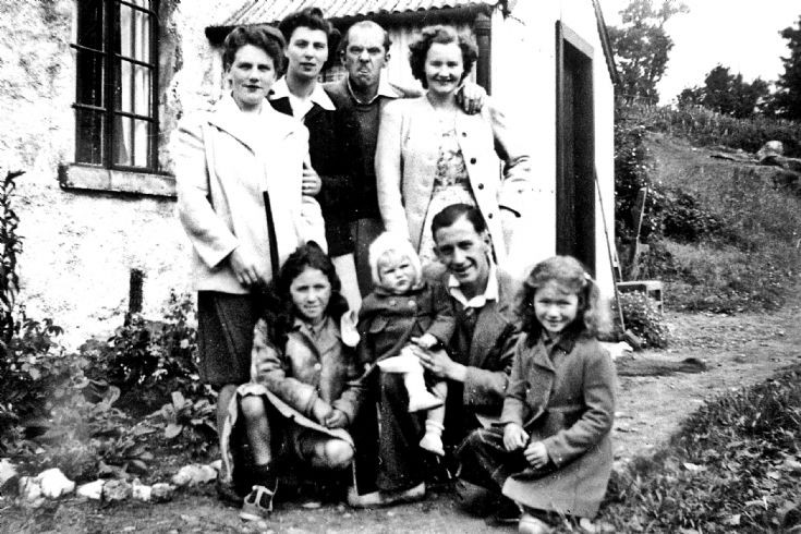 195 Davidson Family at Rose Cottage, Glenbuchat