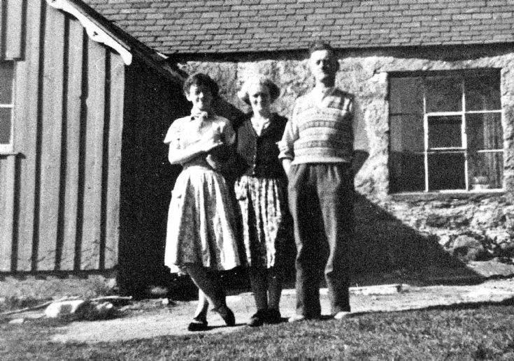 240 Rita with Mum and Dad at Netherton Glenbuchat