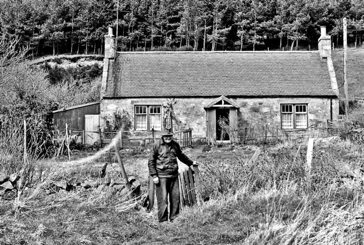 54 Sandy Thom at Balgrennie Cott c 1980