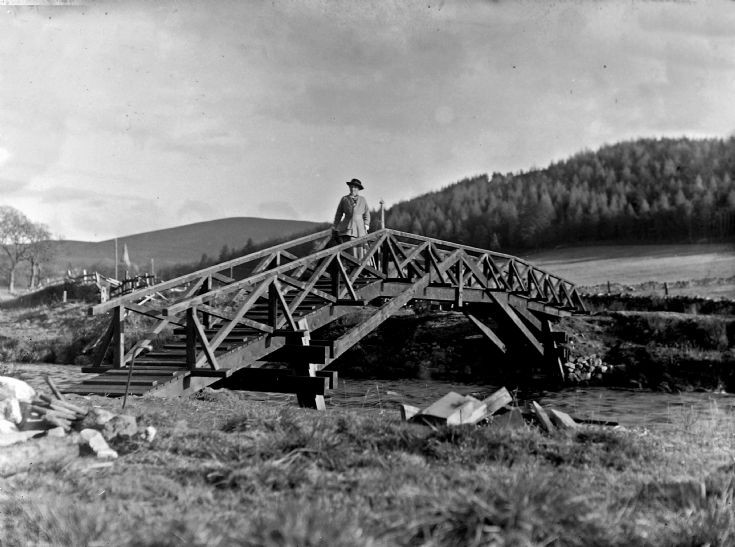 33 Bridge over R. Don at Castle Newe c 1910