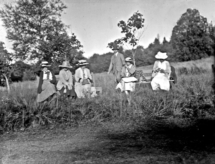 39 Visitors to Castle Newe c 1910