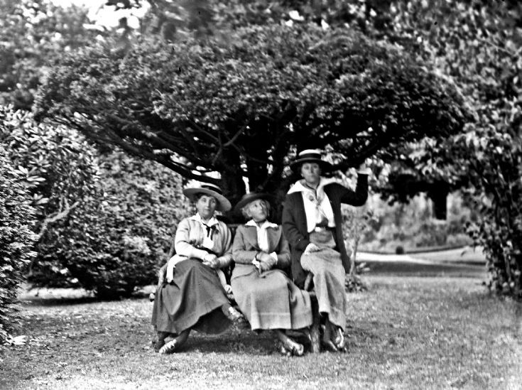 40 Visitirs to Castle Newe c 1910