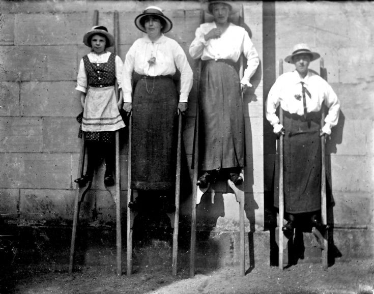 48 Frobes children at Castle Newe c 1910