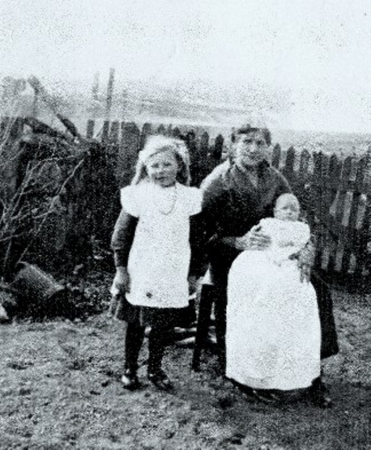 43 Isobel & Anna Thomson