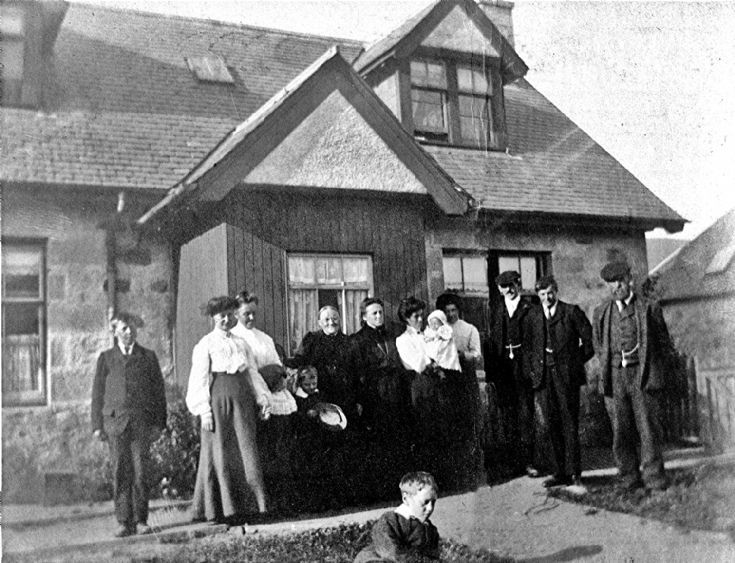 84 McGregor family at Maryfield Cottage c1910