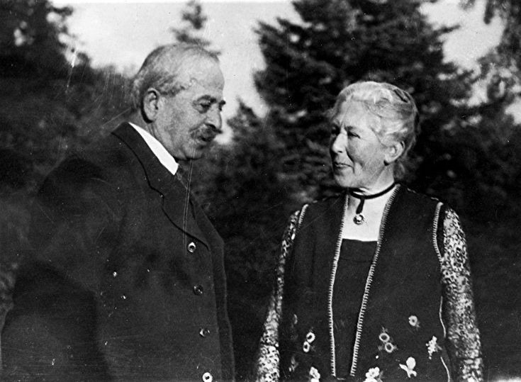 4 Dr Howie and wife, silver wedding