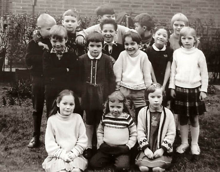 1967 Diana van Rossum met buurtkinderen.jpg