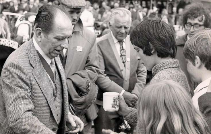 Queens Silver Jubilee - Presentation of mugs