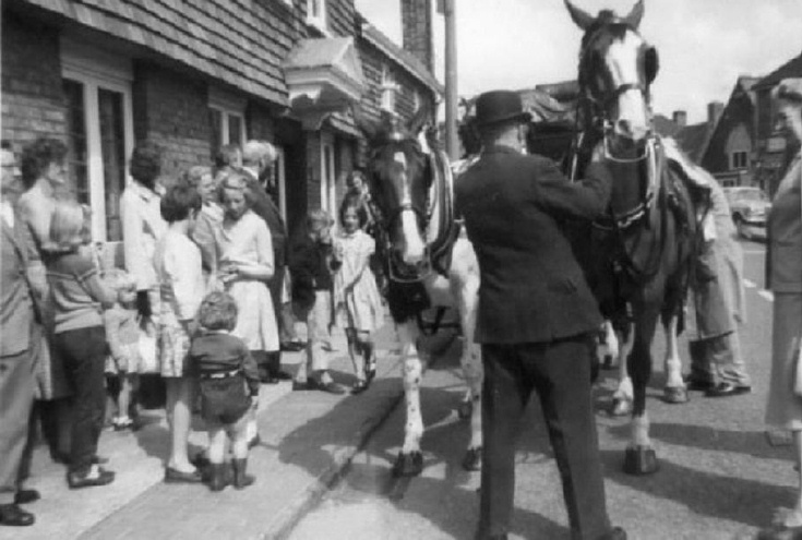 Stagecoach outside the Red Lion