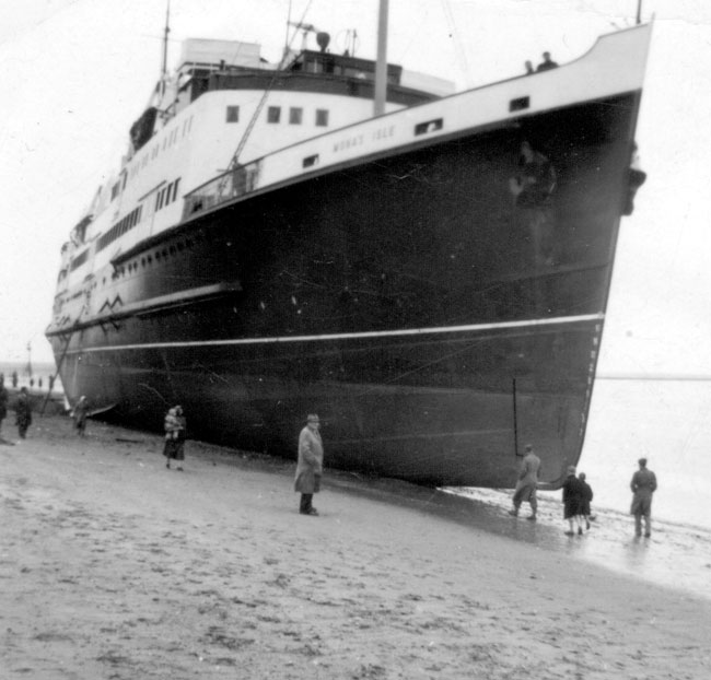 liner Mona's Isle beached