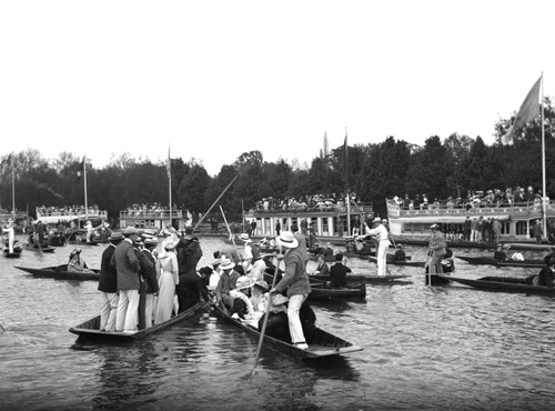 At the sculling race - Oxford