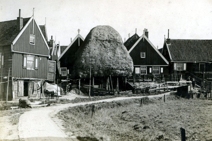 Picture of a haystack on legs