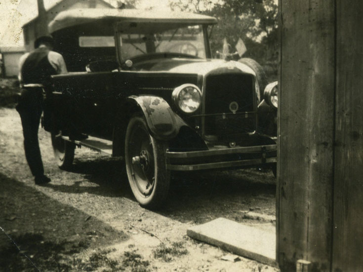 Photo of car somewhere in the 1930?